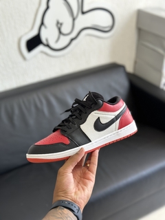 Imagem do JORDAN LOW PRETO VERMELHO