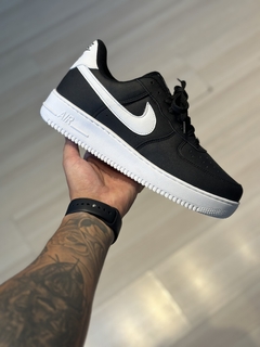 AIR FORCE 1 BLACK IN WHITE - loja online