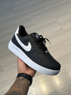 AIR FORCE 1 BLACK IN WHITE