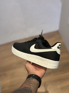 AIR FORCE 1 BLACK IN WHITE - comprar online