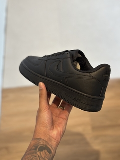AIR FORCE 1 COURO PRETO