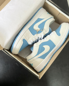 JORDAN 1 LOW BRANCO AZUL na internet