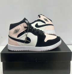 AIR JORDAN 1 MID ROSA - 011 CAMISETAS