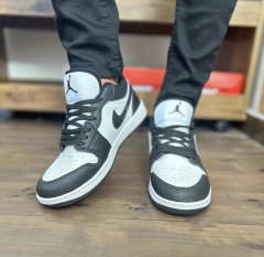 AIR JORDAN LOW PRETO na internet