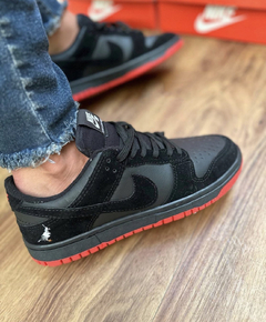 DUNK LOW PRETO VERMELHO na internet