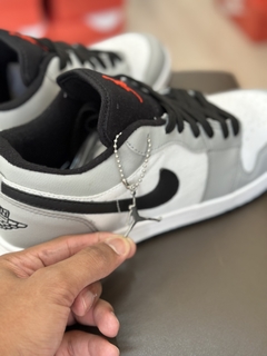 AIR JORDAN 1 LOW CINZA - 011 CAMISETAS