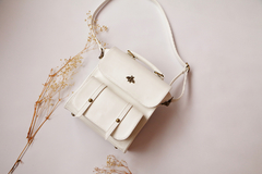 Praga mini blanco marfil con abeja bronce - covenbags