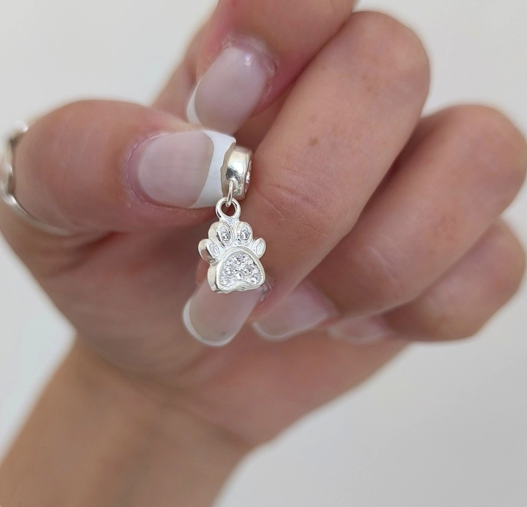 Dije charm huellita con micropave /Plata925/Pasante para pulsera pandora