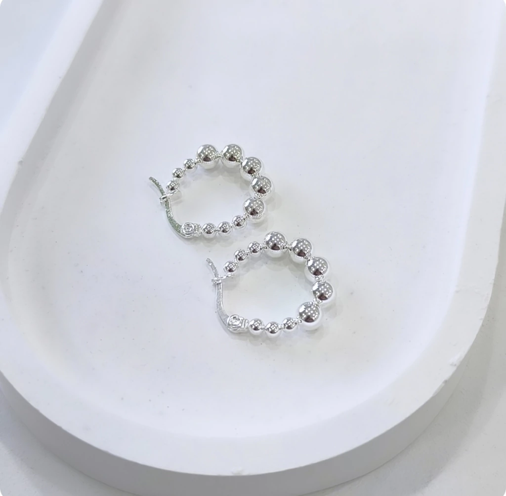 Argollas con bolitas/Clásicas/Par/Acero blanco