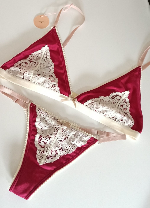 Conjunto De Diseño/T 100/Bordo Con Detalles En Beige thumbnail 2