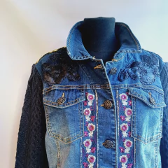 CAMPERA DE JEAN BORDADA DESIGUAL - comprar online