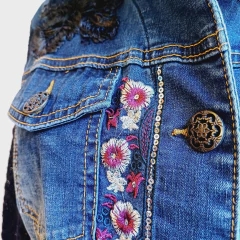 CAMPERA DE JEAN BORDADA DESIGUAL en internet