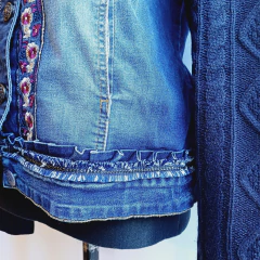 CAMPERA DE JEAN BORDADA DESIGUAL - tienda online