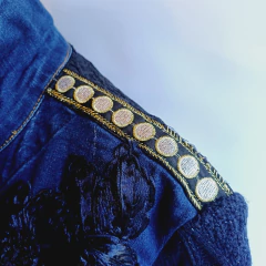 CAMPERA DE JEAN BORDADA DESIGUAL - tienda online