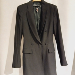 BLAZER ENTALLADO C/HOMBRERAS CRUZADO ZARA