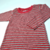 Camiseta bebé rayada gris y rojo