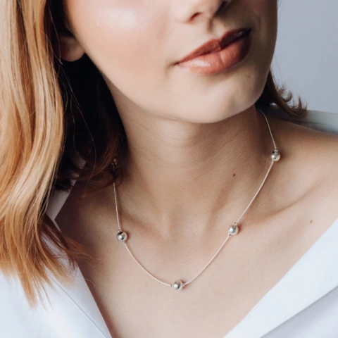 Colar Curto de esferas em Banho de Prata