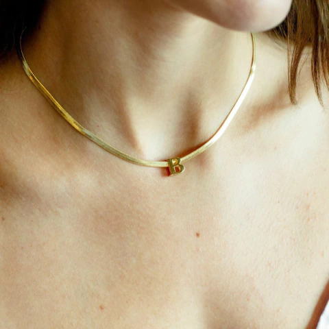 Choker em Banho de Ouro 18K com Pingente Letras em Banho de Ouro 18K