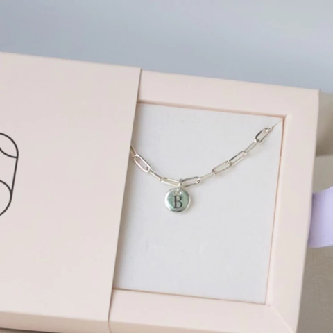 Pulseira Personalizada + Gravação Pingente Medalha Pequena no Banho de Prata