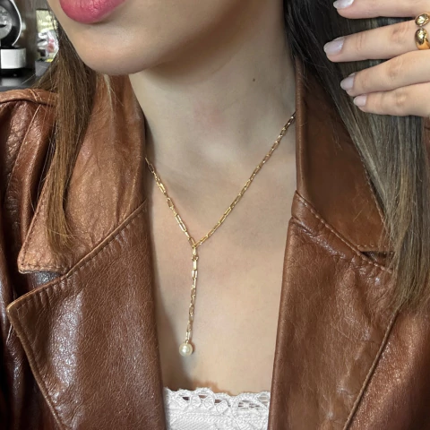 Colar Gravatinha de Elos Cart com Pingente de Pérola Banho Ouro 18K