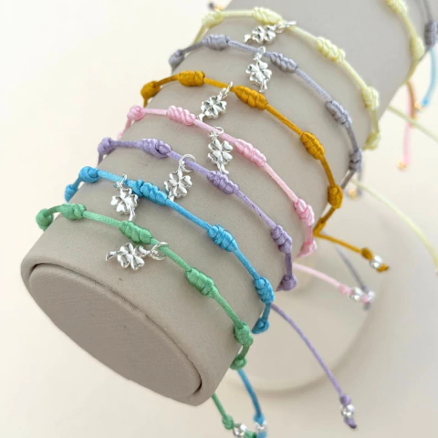 Pulseira de Tecido 7 Nós Colorida Pingente Trevo no Banho de Prata