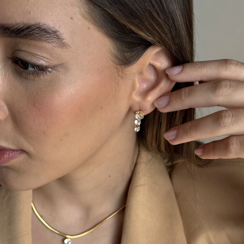 Brinco Três Zircônias Penduradas em Banho Ouro 18K