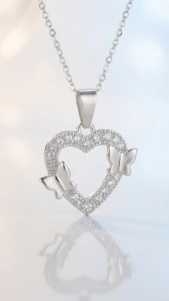 Dije de Plata Corazón Vuelo de Mariposas con cubics blancos 17mm - comprar online