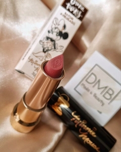 Labial Bullet cremoso tono KISS de MINNIE MOUSE x BRUNA TAVARES (edición limitada)