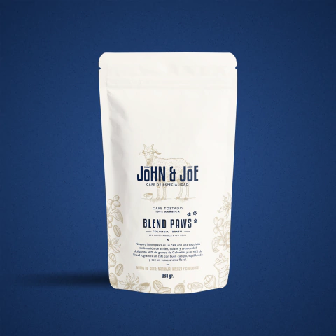 Paquete de café Blend Paws de 250 gramos, con diseño elegante y detalles de café tostado 100% arábica.