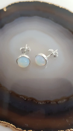 BRINCO PRATA 925 COM PEDRA NATURAL OPALINA 6,5MM - comprar online