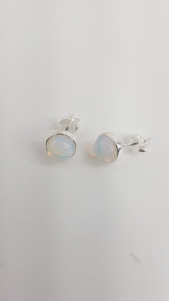 BRINCO PRATA 925 COM PEDRA NATURAL OPALINA 6,5MM - Cordão de Luz Joias Finas