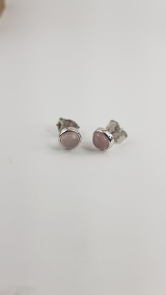BRINCO MINI BANHO RODIO COM PEDRA NATURAL QUARZTO ROSA 6,5MM na internet