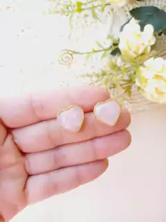 BRINCO CORAÇÃO PEDRA NATURAL QUARTZO ROSA - comprar online