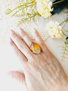ANEL OVAL COM PEDRA NATURAL AGATHA VERMELHA