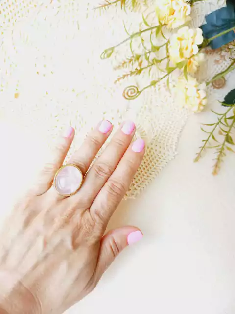 ANEL OVAL AJUSTÁVEL COM PEDRA NATURAL QUARTZO ROSA