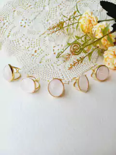 ANEL GOTA AJUSTÁVEL BANHO OURO 18K COM PEDRA NATURAL QUARTZO ROSA - Cordão de Luz Joias Finas