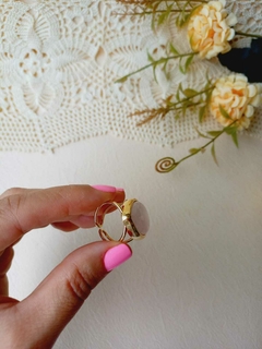 ANEL GOTA AJUSTÁVEL BANHO OURO 18K COM PEDRA NATURAL QUARTZO ROSA na internet