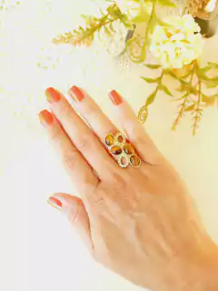 ANEL COM APLICAÇÒES DE ZIRCÔNIAS E QUATRO PEDRAS OLHO DE TIGRE