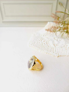 ANEL MÉDIO REDONDO EM ABALONE FACETADO - Cordão de Luz Joias Finas