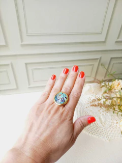 ANEL MÉDIO REDONDO EM ABALONE FACETADO