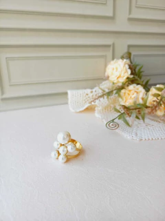 ANEL AJUSTÁVEL ESTRUTURADO EM PEROLAS - Cordão de Luz Joias Finas