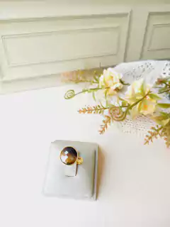 ANEL REDONDO COM OLHO DE TIGRE FACETADO E PEROLADO - Cordão de Luz Joias Finas