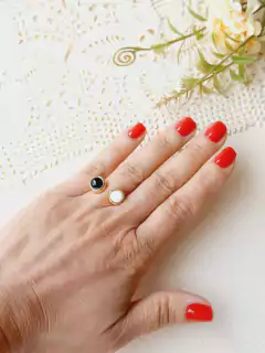 ANEL AJUSTÁVEL DUPLA PEDRA NATURAL ONIX E MADREPEROLA - Cordão de Luz Joias Finas