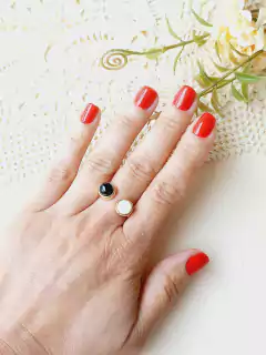 ANEL AJUSTÁVEL DUPLA PEDRA NATURAL ONIX E MADREPEROLA na internet