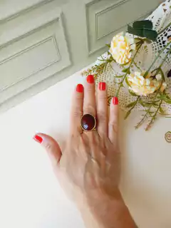 ANEL OVAL AJUSTÁVEL COM PEDRA NATURAL AGATHA VERMELHA na internet