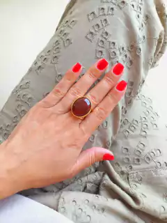 ANEL OVAL AJUSTÁVEL COM PEDRA NATURAL AGATHA VERMELHA - Cordão de Luz Joias Finas