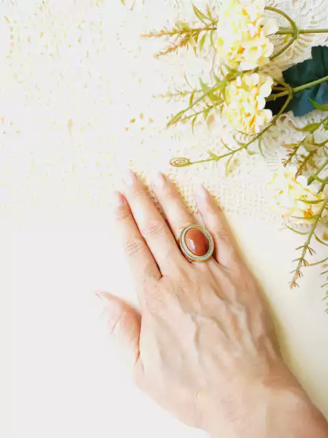 ANEL OVAL AJUSTÁVEL COM APLICAÇÕES DE RÓDIO BRANCO PEDRA NATURAL DO SOL