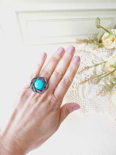 ANEL REDONDO AJUSTÁVEL DETALHES FOLHAS EM RÓDIO NEGRO COM HOWLITA TURQUESA