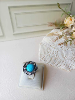 ANEL REDONDO AJUSTÁVEL DETALHES FOLHAS EM RÓDIO NEGRO COM HOWLITA TURQUESA - loja online