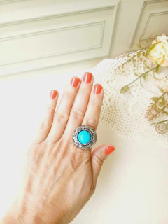 ANEL REDONDO AJUSTÁVEL MÉDIO COM HOWLITA TURQUESA - Cordão de Luz Joias Finas